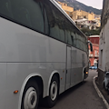 Si immette sulla statale ma rimane incastrato, pullman costretto alla retromarcia a Positano