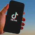 Si spara accidentalmente mentre gira video su TikTok: ragazzina perde la vita in Pakistan 