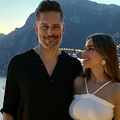 Sofía Vergara e Joe Manganiello, gli attori di "Modern Family" e "Spider-Man" tra Positano e Ravello