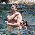 Sole, tuffi e relax per Eric Bana: l'attore di "Troy" e "Hulk" se la gode a Positano 