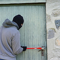 Sorprendono ladro nella casa in ristrutturazione, coppia di coniugi minacciata e aggredita a Roma 