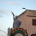 Statua della Libertà con un mitra, Fratelli d'Italia condanna il carro di Carnevale di Acerra 