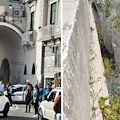 Strada chiusa ad Amalfi: masso si stacca da costone roccioso e rimane impigliato nella rete /FOTO