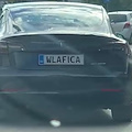 Tesla Model 3 con targa danese personalizzata: il video diventa virale sui social /video