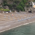 Tornano gli ombrelloni in spiaggia a Positano "alla giusta distanza"