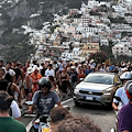 Traghetti interrotti per allerta meteo: a Positano lunghe code di turisti alle fermate dei bus / FOTO 