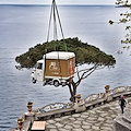 Un "Ape Chic" atterra sulla meravigliosa terrazza del San Pietro di Positano: l'arrivo in elicottero [Foto e Video] 