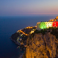 Un tricolore sulla scogliera della Costa d'Amalfi, le foto del Monastero Santa Rosa illuminato