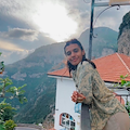 Vacanza in Costa d'Amalfi per Madeleine Madden, attrice della serie "La Ruota del Tempo"