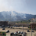 Vasto incendio a Posillipo, oltre 80 lanci d'acqua per domare le fiamme 