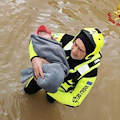 Vigile del fuoco porta in salvo neonata: la foto simbolo dell'alluvione in Toscana