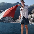 Visita Positano e fa un video recensione su Youtube: «Bellissima, ma tutto troppo caro!»