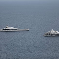 Yacht di lusso al largo di Positano: tra questi c'è "Bravo Eugenia" del magnate Jerry Jones 