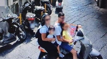 A Napoli famiglie in moto con bambini e senza casco: le foto anche su Google Maps 