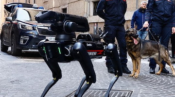 Allarme bomba al Ministero della Cultura, interviene il cane robot "Saetta"