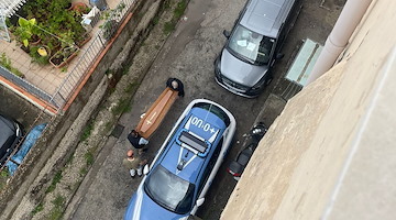 Anziana muore a Fuorigrotta ma nessuno si fa carico del corpo: i figli con patologie si barricano in casa 