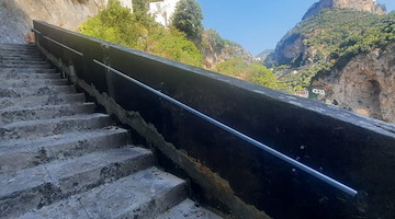 Atrani, nuovi passamano installati lungo le rampe verso il Santuario di Santa Maria del Bando