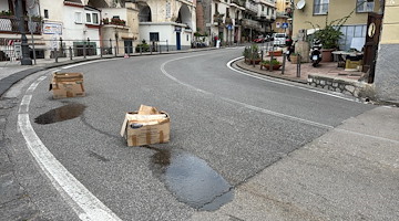 Auto perde olio sulla Statale 163: massima attenzione a Minori 