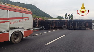 Autoarticolato si ribalta sull'A1 nel Casertano, morto il conducente 