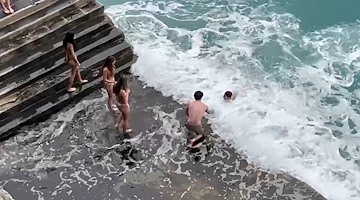 Bagno fuori stagione a Positano: gruppo di ragazzi si tuffa dalla banchina nonostante il divieto 