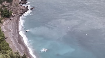 Barca abbandonata sulla spiaggia di Tordigliano: preoccupazioni per la perdita di carburante