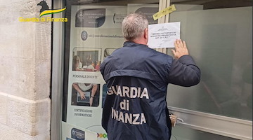 Bari, attestati falsi in cambio di denaro: arrestato l'amministratore di fatto di un diplomificio