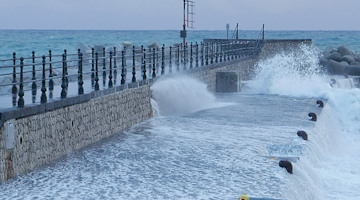 Campania, allerta meteo per venti forti e mare agitato 