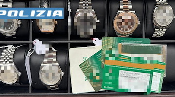 Caserta: polizia confisca ad un "influencer" orologi di lusso in vendita senza licenza