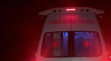 Castellammare, colpito da plafoniera staccatasi da un lampione: grave 17enne 