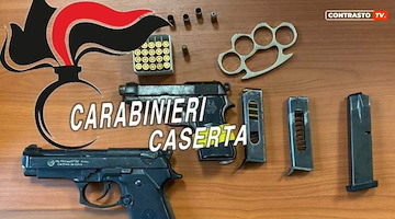 Consegna una "scacciacani" per nascondere altre armi: arrestato 53enne nel casertano 