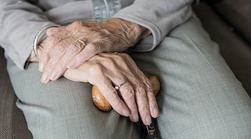 Disorientata in strada con una borsa contenente oltre 46mila euro: anziana affetta da Alzheimer soccorsa a Napoli 