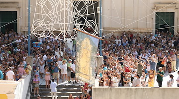 Emozione a Positano per l'Alzata del Quadro: al via i festeggiamenti in onore di Santa Maria Assunta / FOTO