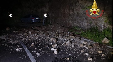 Frana sulla Statale 163 Amalfitana: strada chiusa tra Cetara e Salerno