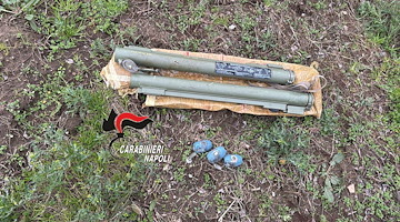 Giugliano, rinvenuti 2 bazooka e 3 bombe a mano: artificieri in arrivo 