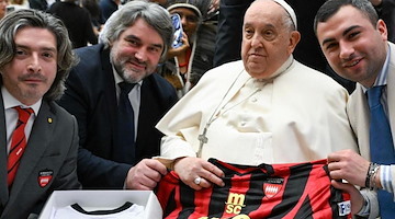 Il Sorrento Calcio incontra Papa Francesco: al pontefice una maglia rossonera