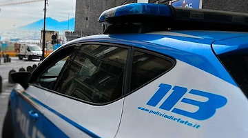 Importuna i passeggeri del bus, poi aggredisce gli agenti: arrestato 22enne straniero a Napoli 