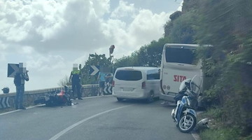 Incidente tra Positano e Vico Equense, coinvolti moto e pullman