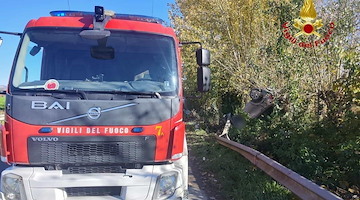 L'auto si ribalta e resta incastrato tra le lamiere: morto 31enne nel Casertano 