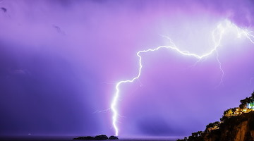 La furia del cielo sopra Li Galli: fulmini catturati a Positano dall'obiettivo di Fabio Fusco