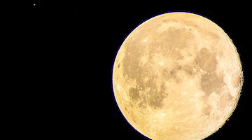 La Superluna blu dello Storione bacia il Signore degli Anelli: le foto di Fabio Fusco da Positano 