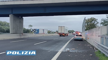 Lancio di sassi dal cavalcavia dell'autostrada A1: identificati 4 minorenni 