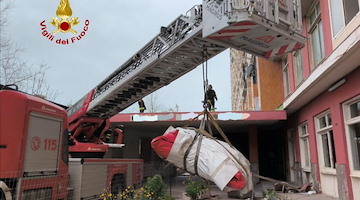 Mondragone, uomo tenta il suicidio minacciando di fare esplodere il palazzo