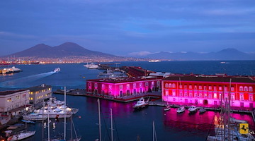 Napoli, 100 giorni al Giro d'Italia: illuminata di rosa l’area borbonica del Molo San Vincenzo e Quartier Generale della Marina