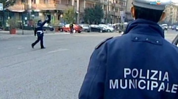 Napoli, agenti aggrediti e feriti da un venditore ambulante