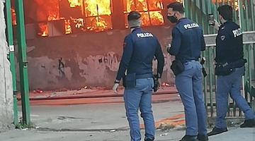 Napoli, agenti della Polizia Locale mettono in salvo due anziani prima dello scoppio di bombola di gas