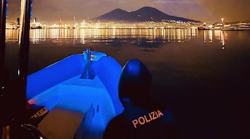 Napoli, aggredisce passanti e scaraventa uomo sugli scogli: 53enne arrestato per tentato omicidio 