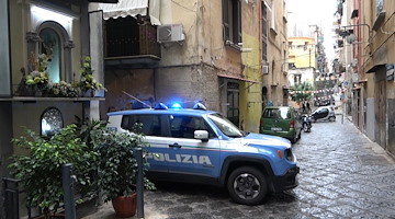 Napoli, controlli congiunti Polizia locale e Asl: chiusure e sanzioni nei Quartieri Spagnoli