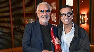 Napoli, Flavio Briatore inaugura finalmente il suo "Crazy Pizza": Sorbillo lo omaggia con un portafortuna 