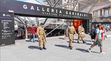 Napoli, i militari dell'Esercito salvano la vita ad un uomo in arresto cardiaco