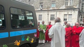 Napoli, l’Arciconfraternita dei Pellegrini nel segno della solidarietà: un bus in dono alla Comunità Famiglie Camaldoli